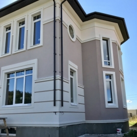Нанесение декоративной штукатурки
