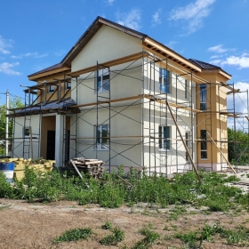 Нанесение декоративной штукатурки короед